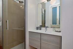 Dusche, Haartrockner, Bidet, Handtücher