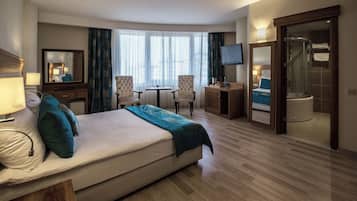 Habitación cuádruple | Sábanas de algodón egipcio, ropa de cama de alta calidad y minibar