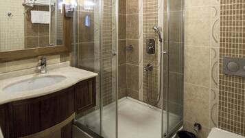 Une salle de bain moderne avec une douche à parois de verre, un lavabo et des toilettes.