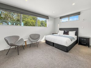 3 bedrooms, desk, iron/ironing board, travel crib - Orakei Oasis l Quality 3 Bed House inc. Views (Auckland)