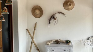 A room with a wooden ceiling, a white wall, and a small white dresser with decorative items. - Villa à la Martinique - Balata district - Near the Balata gardens (Fort-de-France)