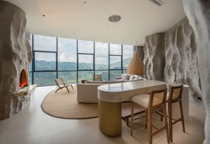 Luksusrom, 1 queensize-seng, dalutsikt, executive-nivå | Sengetøy i egyptisk bomull og sengetøy av topp kvalitet