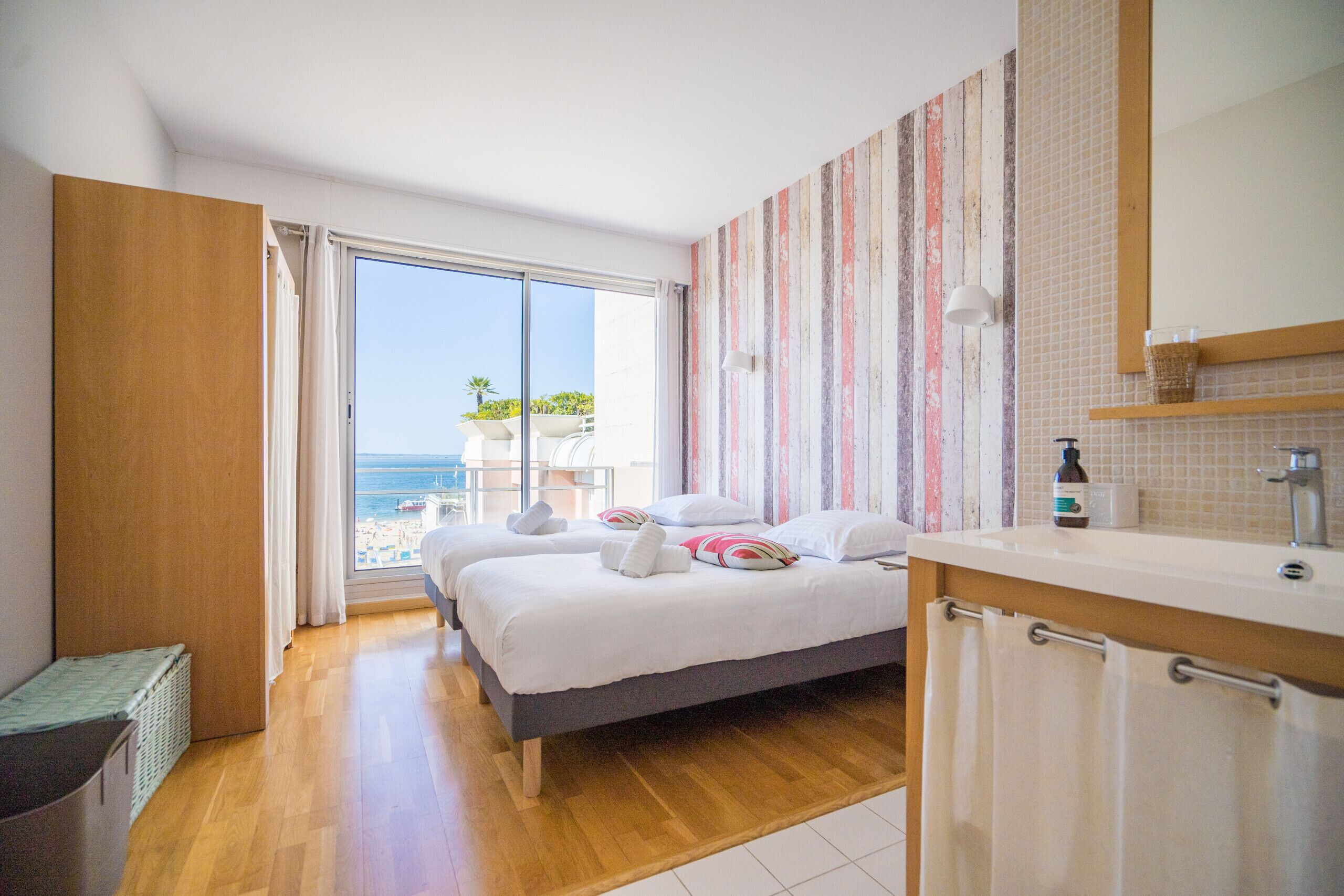 3 makuuhuonetta, silitysrauta/-lauta, ilmainen Wi-Fi, vuodevaatteet