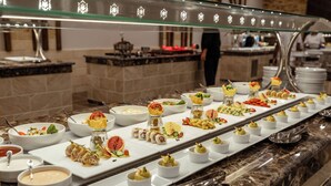 Un buffet proposant divers plats et accompagnements.