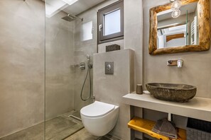Ducha, secador de pelo, toallas, jabón