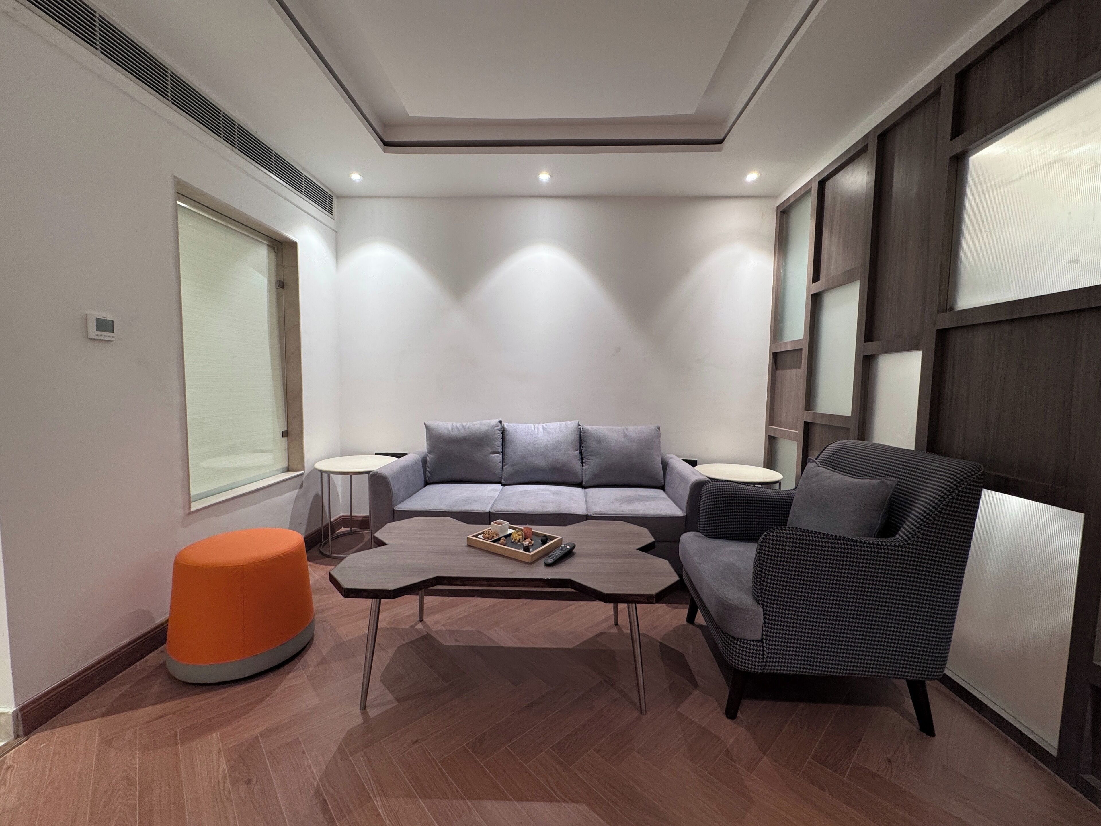 Suite Room | In-room safe, desk, laptop workspace, blackout curtains