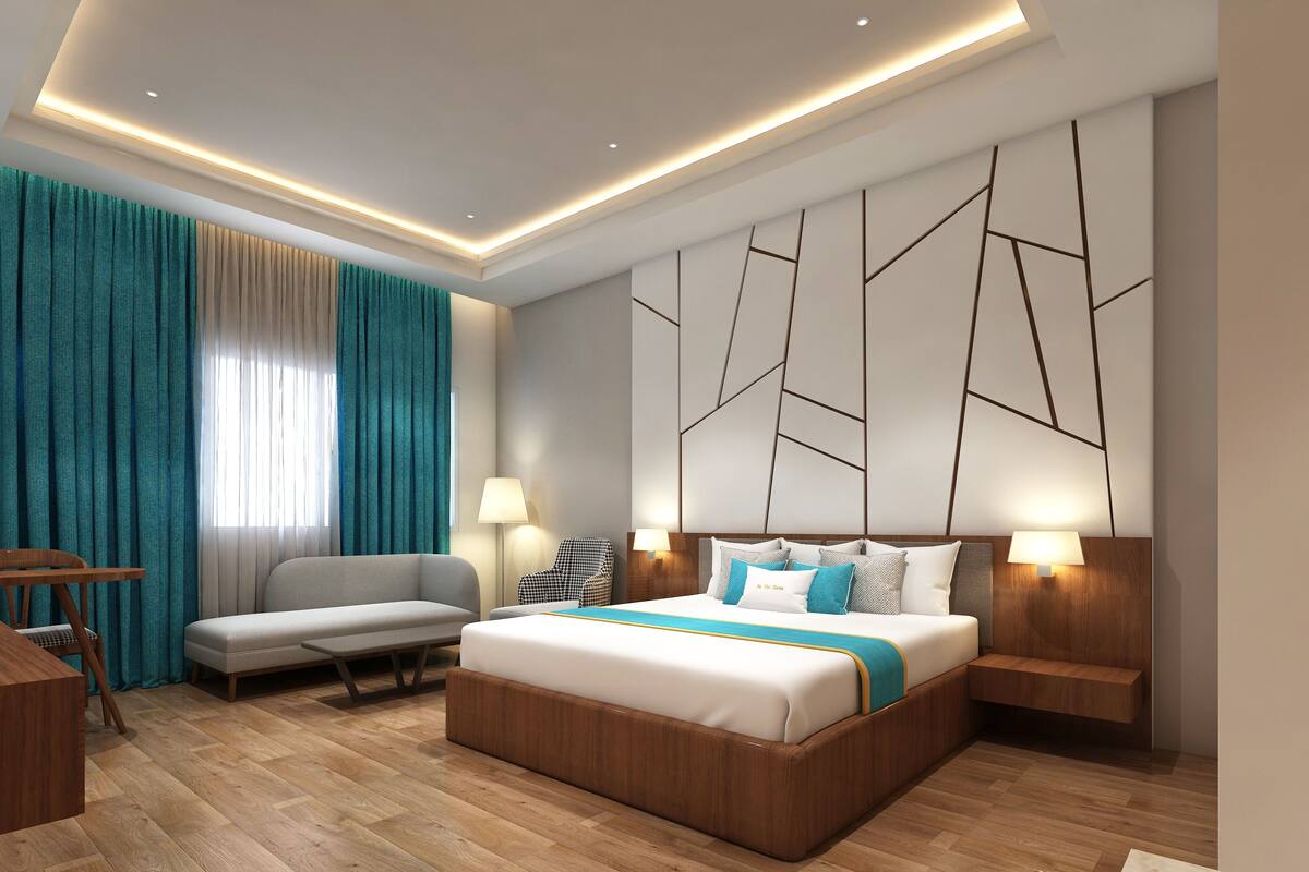 Une chambre d’hôtel moderne équipée d’un lit, d’un canapé, d’un bureau et d’une chaise.