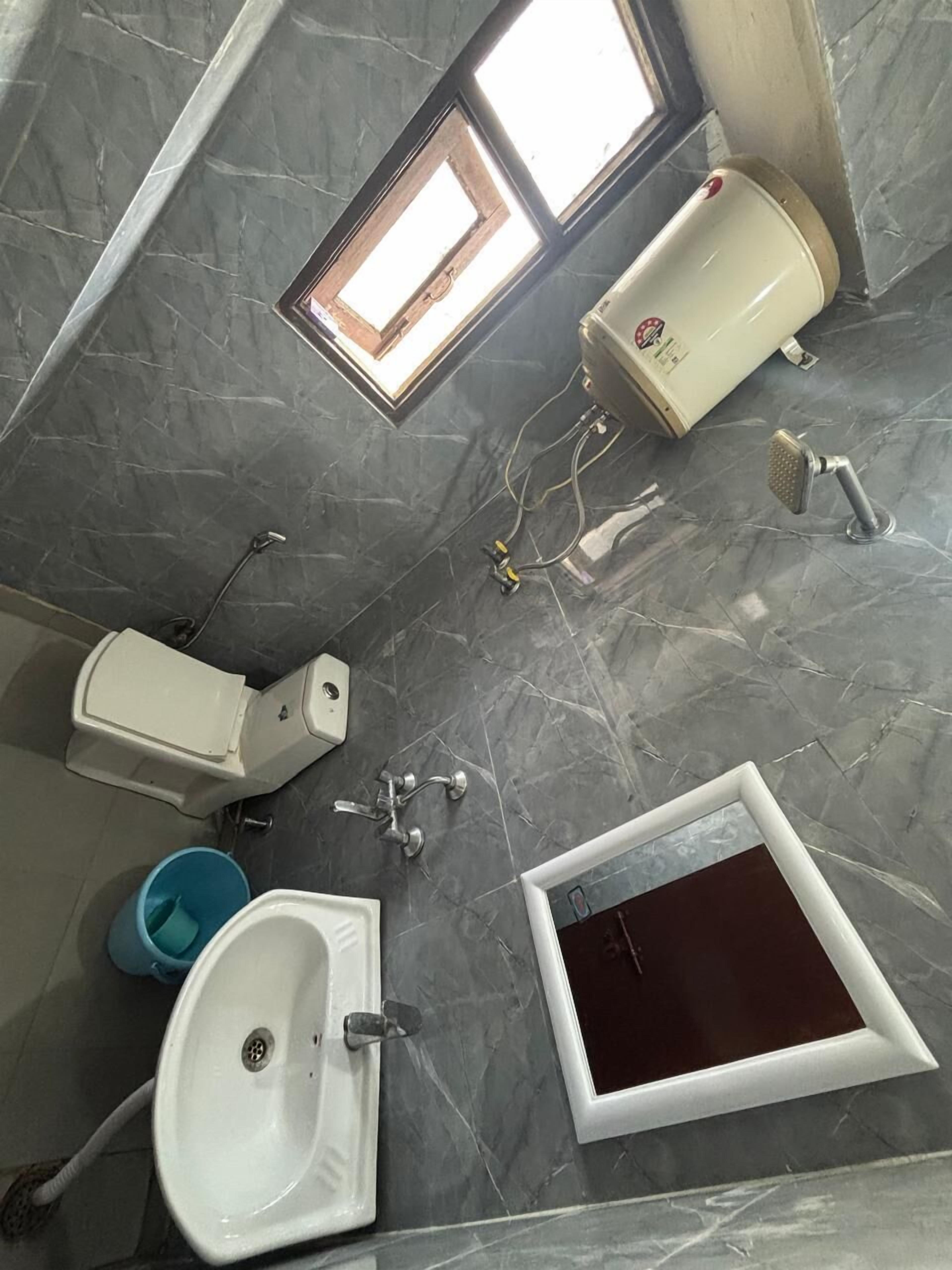 Double Room | Bathroom | Shower, free toiletries, towels, soap