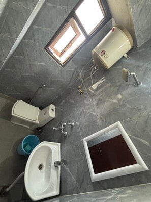 Double Room | Bathroom | Shower, free toiletries, towels, soap - The Prime Palace (New Delhi)