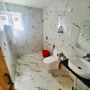 Doppia Luxury, balcone | Bagno | Doccia, asciugamani, sapone, shampoo
