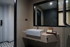 Badewanne, kostenlose Toilettenartikel, Haartrockner, Bademäntel