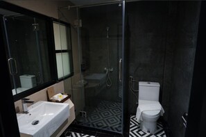 Bathtub, free toiletries, hair dryer, bathrobes - Khota Hill Hotel (Nakhon Phanom)