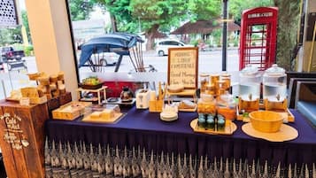 Un bufé de desayuno con diferentes opciones de comida y un letrero que dice 'MORNING LOBBY EXPERIENCE'.