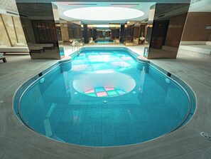 室内游泳池,季节性开放的室外游泳池