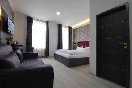 Schreibtisch, Bügeleisen/Bügelbrett, kostenloses WLAN. Hotel Grand Inn Berlin Weißensee