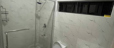 Apartment, 3 Bedrooms, Balcony | Bathroom | Toilet paper
