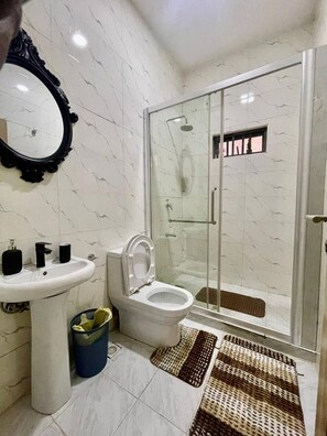 Apartament, 3 dormitoris, balcó | Bany | Paper higiènic 