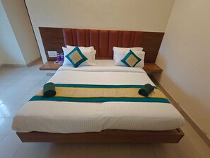 Desk, laptop workspace - Hotel GT Galaxy (Chennai)