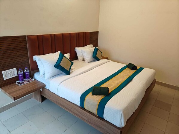 Desk, laptop workspace - Hotel GT Galaxy (Chennai)