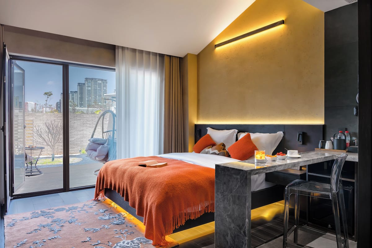 Phòng đôi Superior, quang cảnh sân vườn | Minibar với thức uống miễn phí, bàn