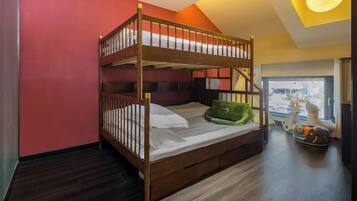 Free minibar, desk, laptop workspace, free WiFi