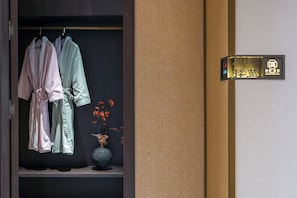 Luxury Double Room, Lake View | Free minibar, desk, laptop workspace, free WiFi - Dianpan Miying Hotel (Kunming)