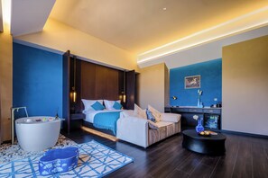 Luxury Double Room, Lake View | Free minibar, desk, laptop workspace, free WiFi - Dianpan Miying Hotel (Kunming)