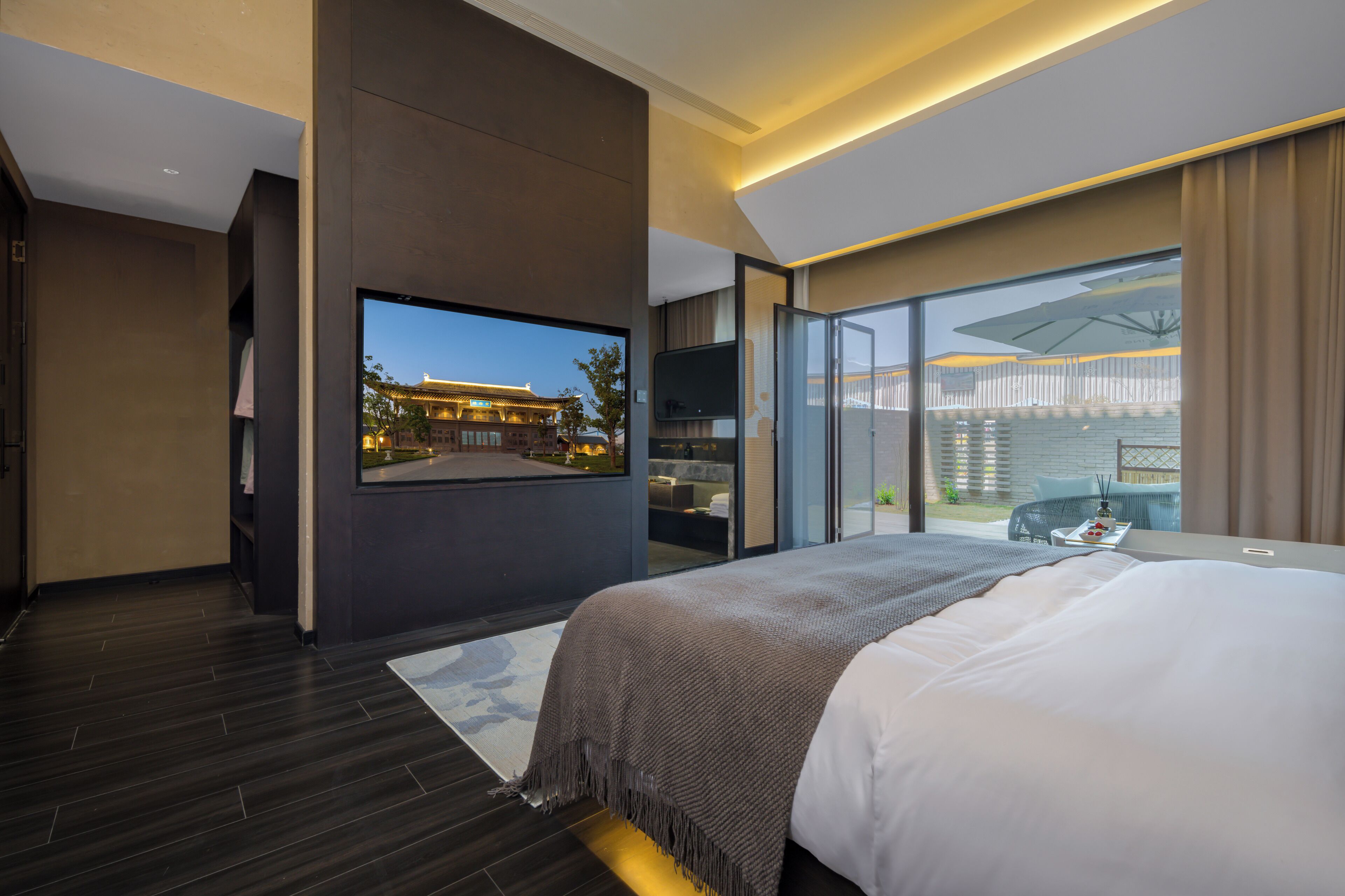 Minibar con artículos gratuitos y escritorio 