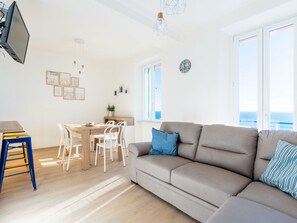 TV - Wonderful  villa for 5 guests with WIFI, A/C, TV and balcony (Alassio)