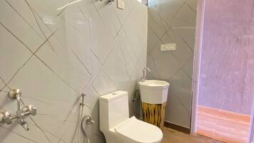 Premium Quadruple Room, Balcony, Valley View | Bathroom