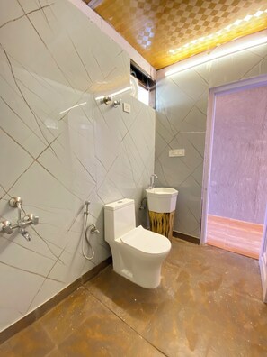 Quarto quádruplo premium, sacada, vista para o vale | Banheiro | Chuveiro, secador de cabelo (mediante solicitação), chinelos