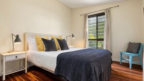 4 bedrooms, iron/ironing board, bed sheets