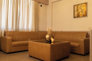 Executive Suite, City View | Living area