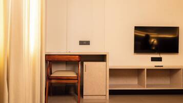 Deluxe Double Room, City View | Soundproofing, iron/ironing board, free WiFi