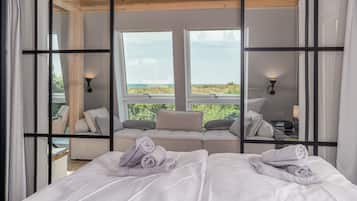 3 bedrooms, desk, iron/ironing board, travel cot