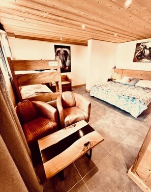 2 bedrooms, in-room safe, desk, iron/ironing board - Chalet with sauna, at the foot of the pistes, sleeps 7 (Demi-Quartier)
