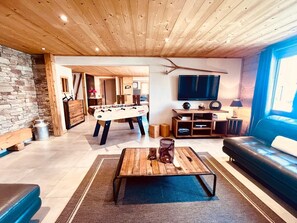 TV, foosball, table tennis - Chalet with sauna, at the foot of the pistes, sleeps 7 (Demi-Quartier)