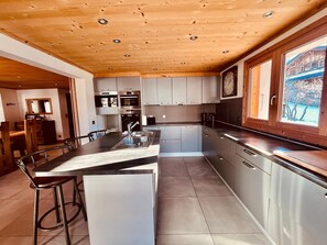 Fridge, microwave, oven, stovetop - Chalet with sauna, at the foot of the pistes, sleeps 7 (Demi-Quartier)