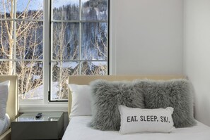 3 bedrooms, desk, iron/ironing board, free WiFi