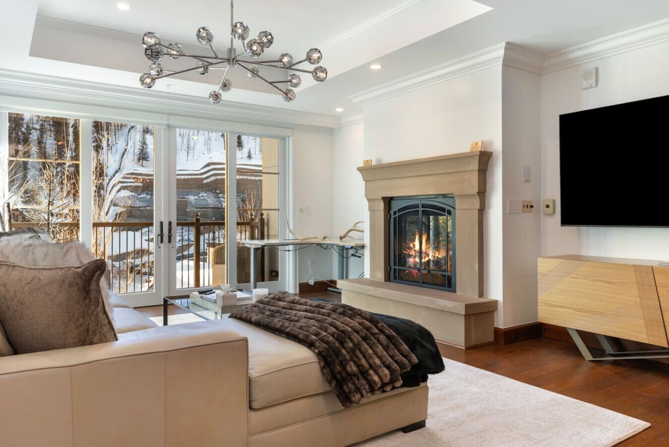 Smart TV, fireplace