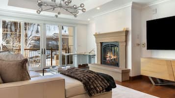 Smart TV, fireplace
