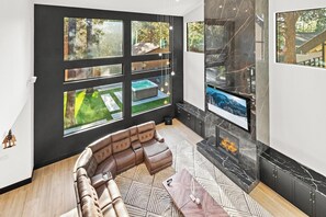 Televisión, chimenea, mesa de ping pong