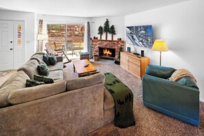 Télévision, cheminée, baby-foot