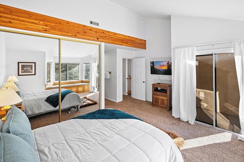 Slopeside Chalet By Destination Big Bear:Ski In Ski Out Condo at Bear Mountain Ski Resort!  Seasonal Community Spa, Pickleball and Basketball Court!