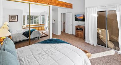 Slopeside Chalet By Destination Big Bear:Ski In Ski Out Condo at Bear Mountain Ski Resort! Seasonal Community Spa, Pickleball and Basketball Court!