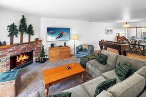 Télévision, cheminée, baby-foot