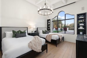 6 bedrooms, desk, iron/ironing board, travel cot - $5M PV Estate|Casita|Camelback View|Sleeps 16 (Paradise Valley)