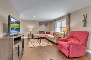 Smart TV, fireplace, table football - Ellicottville Chalet & Cottage 5 Mi to Village (Salamanca)