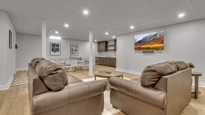 A modern living room with leather sofas, a dining table, and a kitchen area in the background. - Ellicottville Chalet & Cottage 5 Mi to Village (Salamanca)