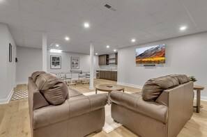 Smart TV, chimenea y futbolito 